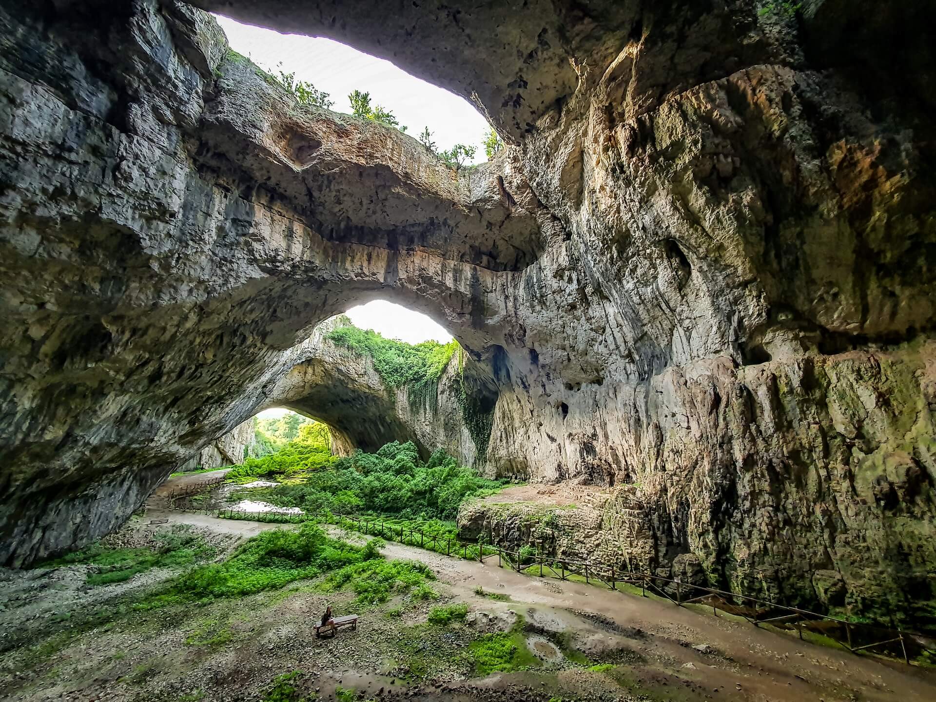 Piekna Jaskinia Devetashka w Bugarii