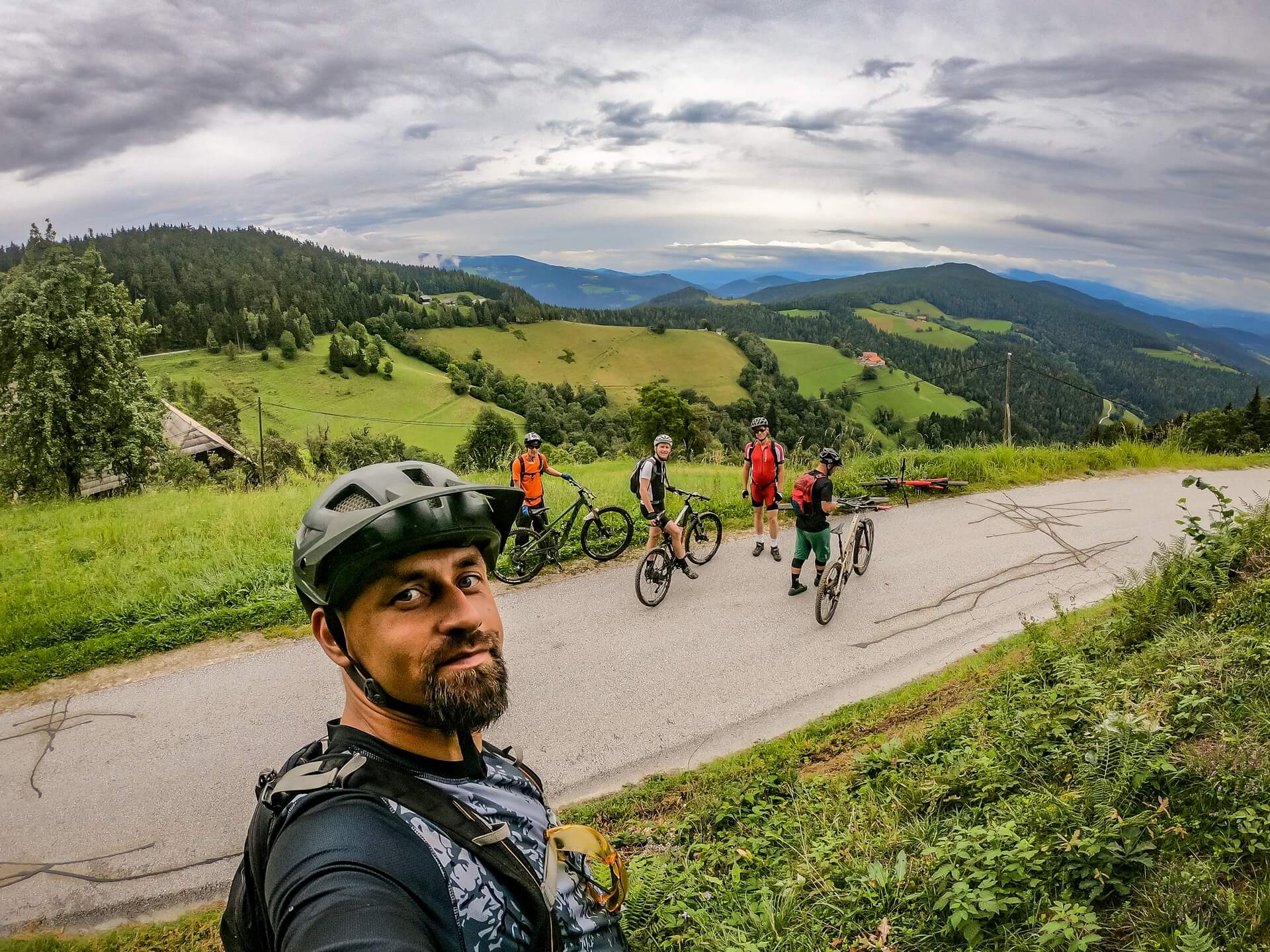 Rowerzysci na licznych trasach rowerowych w rejonie Koroska w Slowenii
