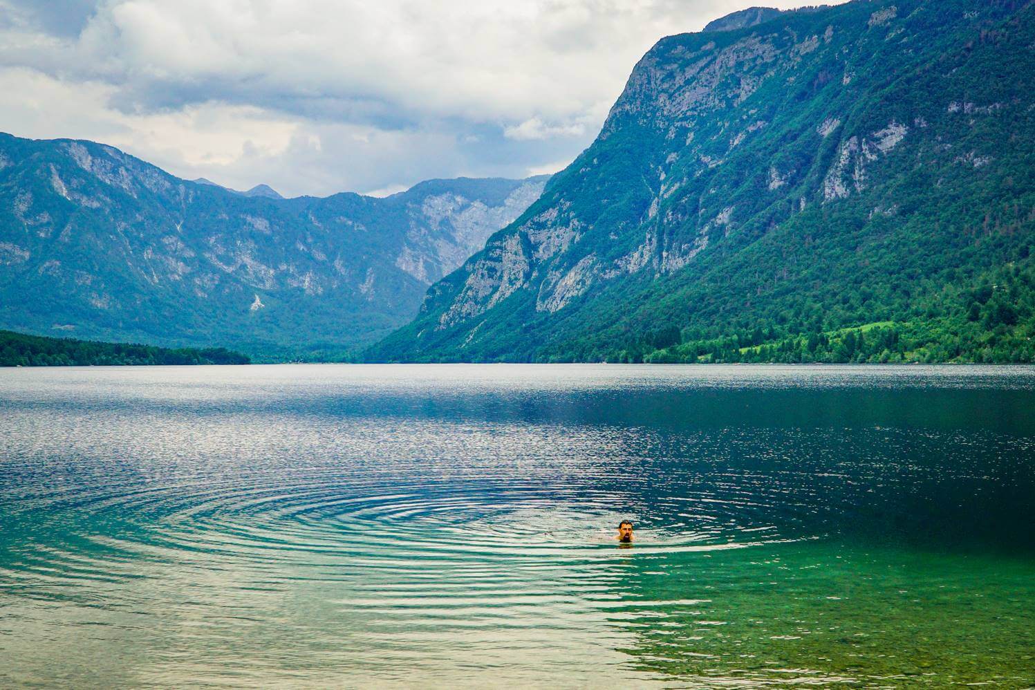 Kąpiel w jednym z pięknych jezior w Słowenii