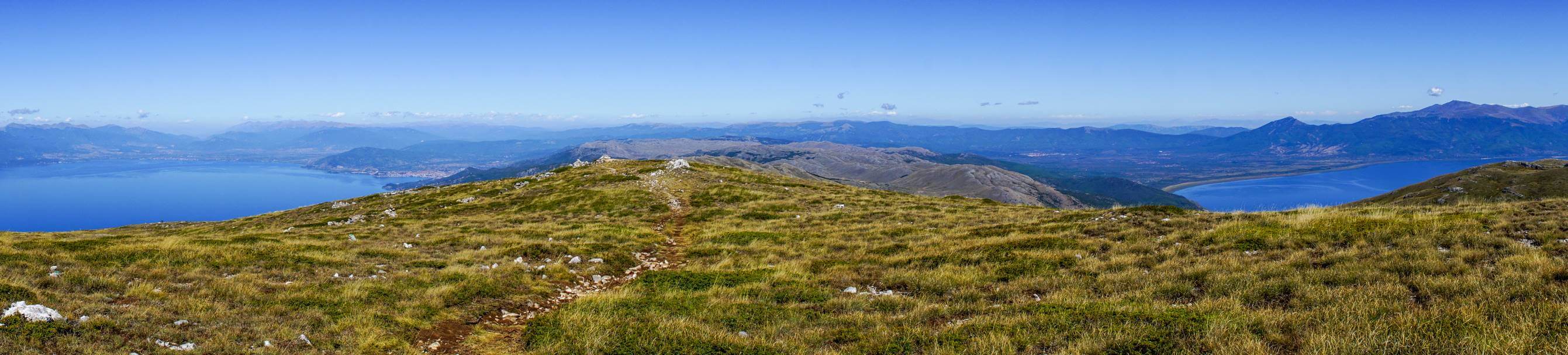 Szczyt_Magaro_z_piekna_panorama_na_dwa_macedonskie_jeziora