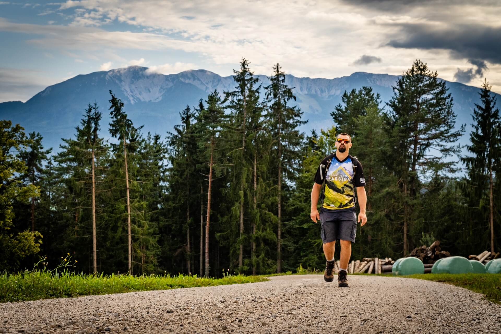 Trekking po szutrowych sciezkach w butach keen wild sky