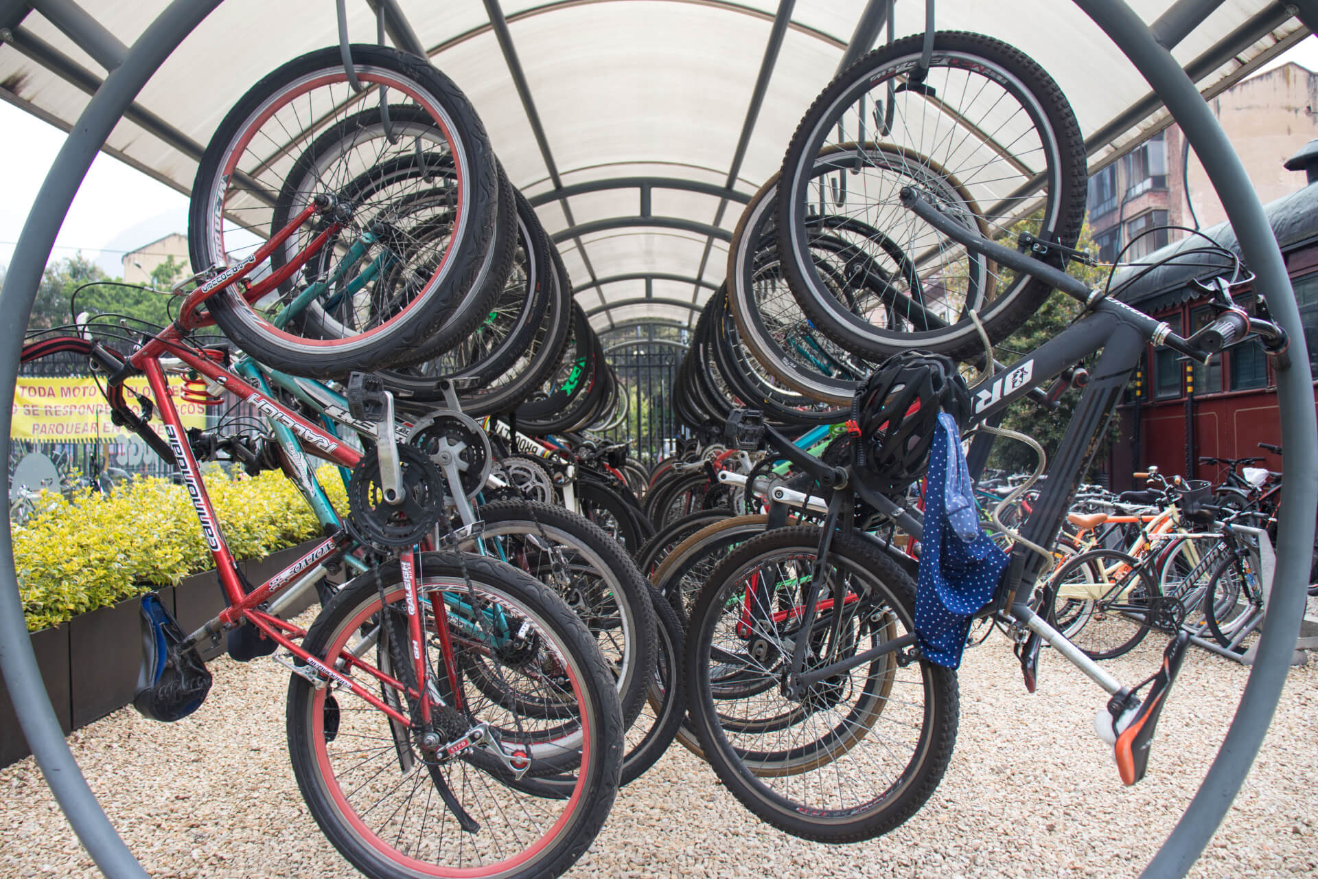 Przemyslany parking dla rowerow w Kolumbii