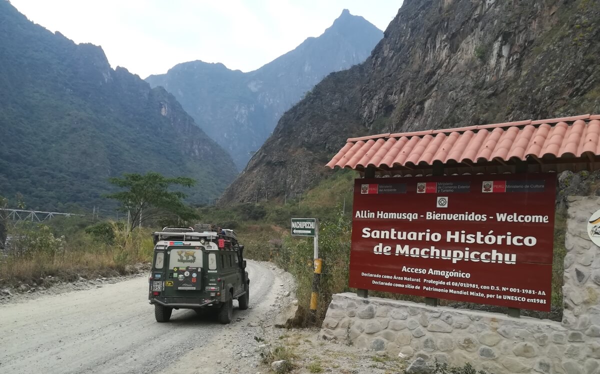Szutrowa droga prowadzaca na tereny Machu Picchu