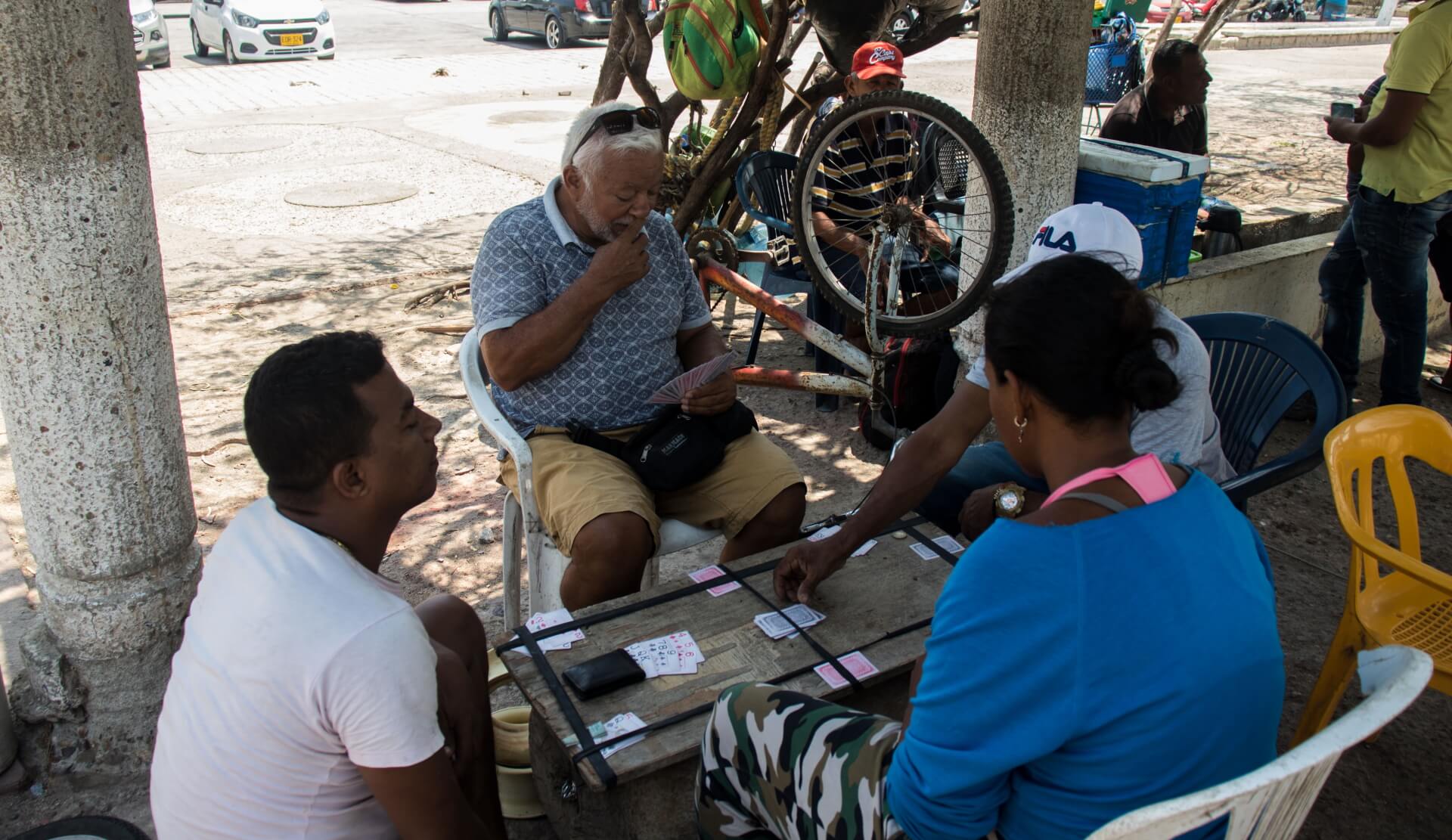 Na uliczkach Santa Marta mozna spotkac wiele osob grajacych w karty
