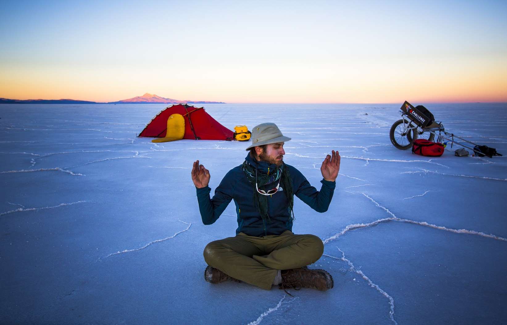 Medytacja na największej solnej pustyni świata - Salar de Uyuni, Boliwia