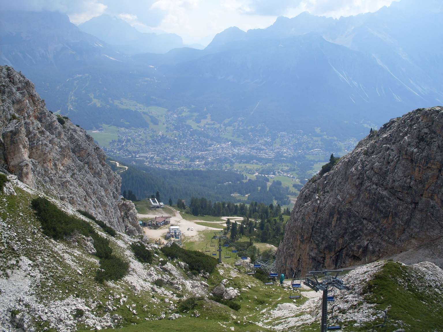 Widok na Cortine d'Ampezzo nieopodal schroniska Pomedes, Dolomity