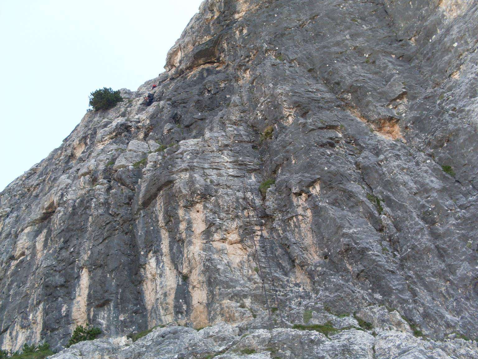 Pionowa drabinka na via ferracie Michielli Strobel, Dolomity 
