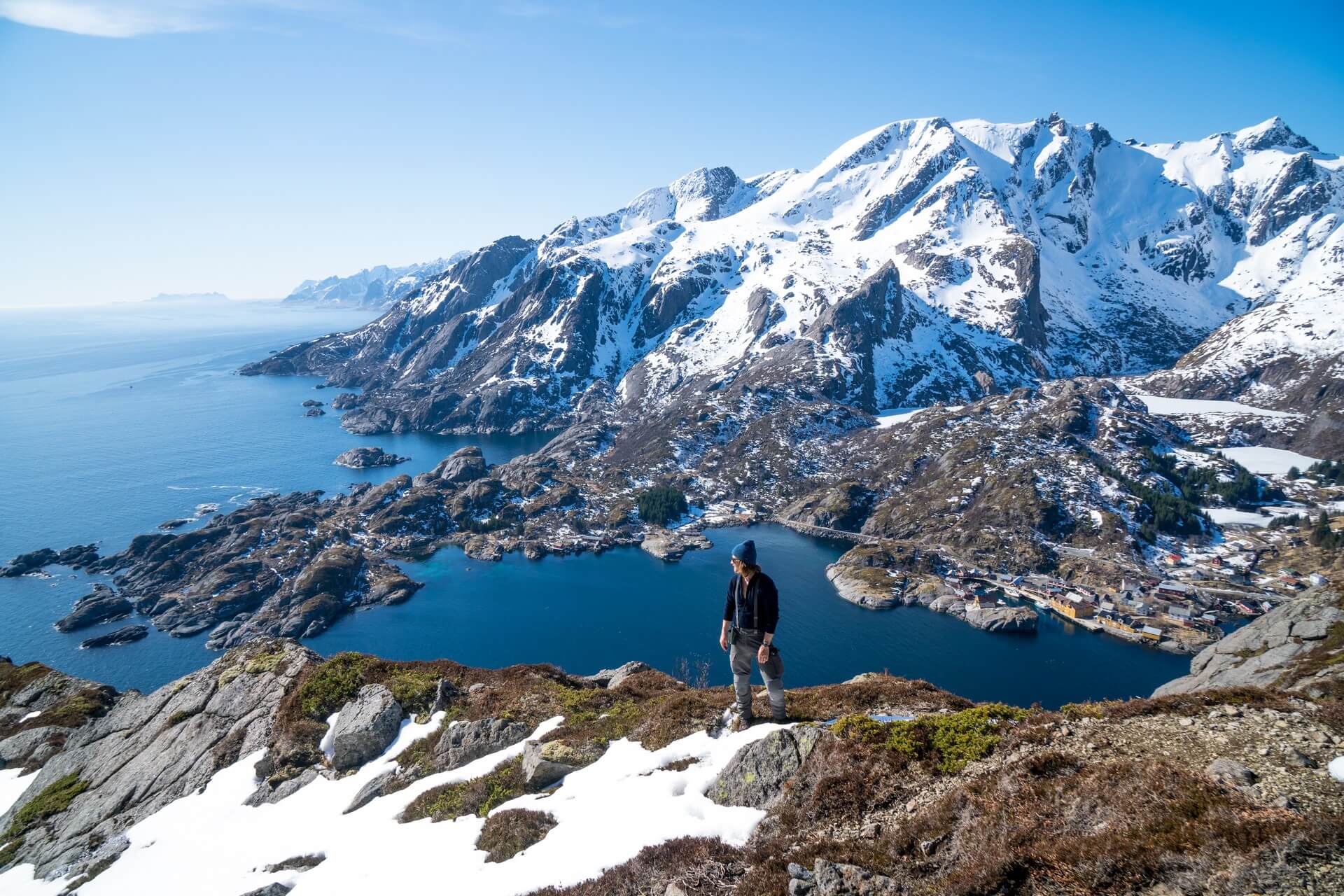 Osniezone szczyty i aktywny trekking w gorach zimowa pora