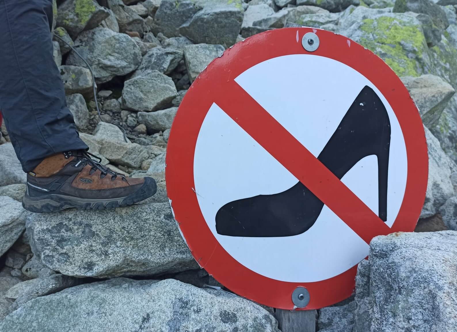 Zakaz wchodzenia w szpilkach przy schronisku od Rysami, Tatry Słowackie