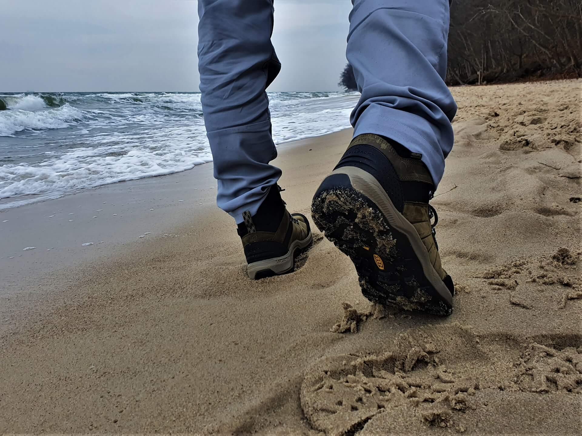 Buty trekkingowe Keen Keen Revel IV swietnie spisuja podczas zimowej wedrowki wzdluz Baltyku