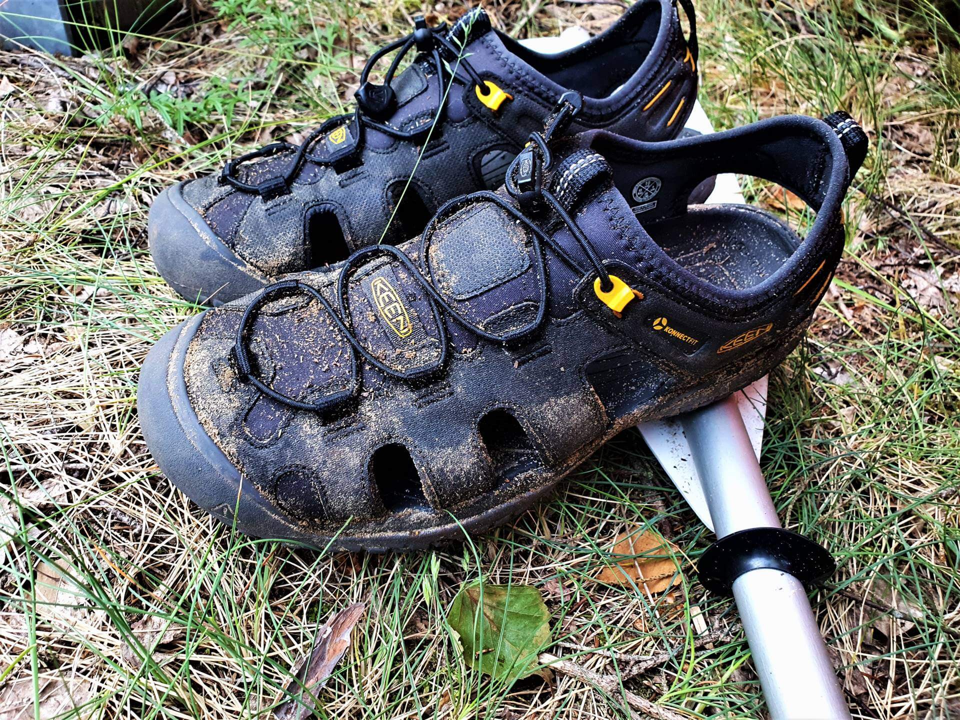 Sandaly Keen Solr ma oprocz paskow wewnetrzna skarpete z neoprenu