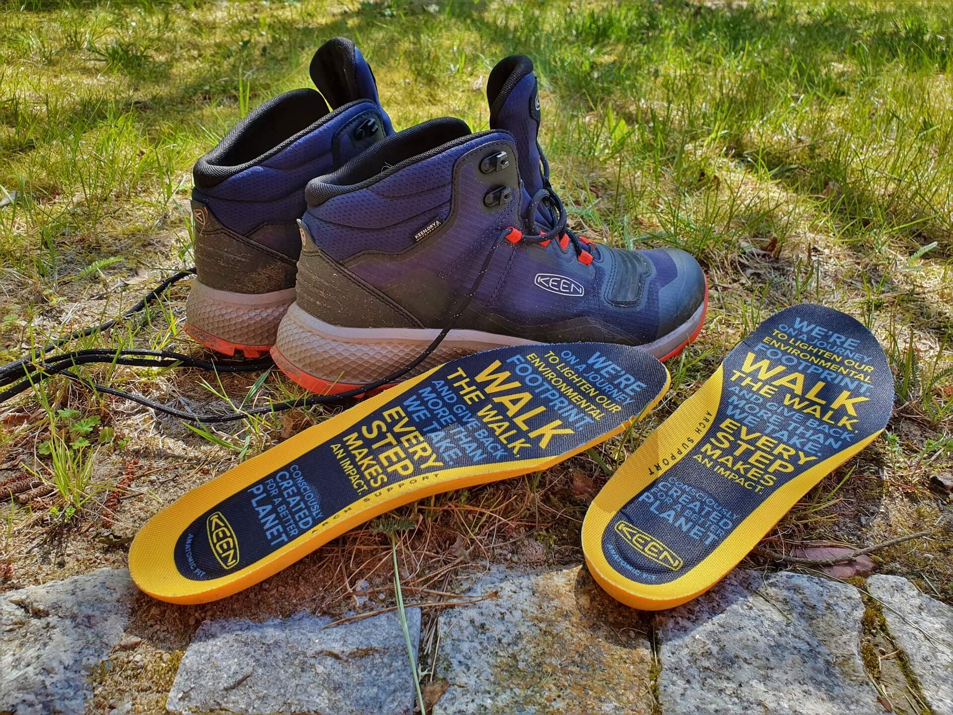 Wygodne wkladki z dopasowaniem do konturow stopy w butach keen tempo flex mid