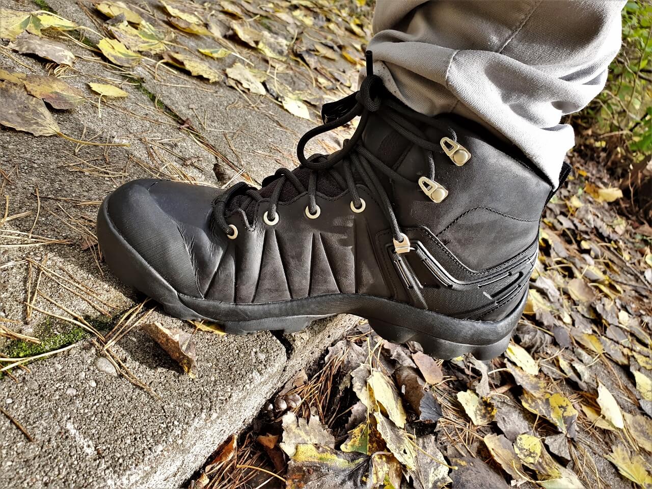 Trekkingowe buty KEEN Venture Leather Mid Wp gwarantuje pelna stabilizacje kostki nawet w trudnym terenie