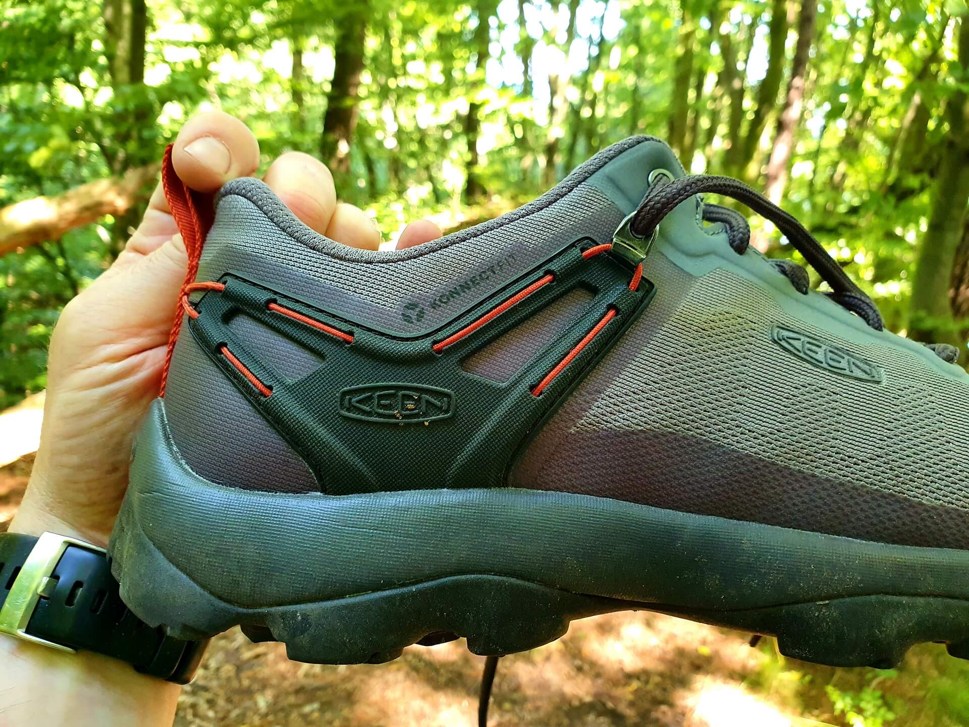 System trzymania piety Konnectfit w butach trekkingowych Keen Venture Vent